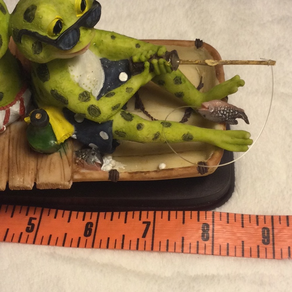 🌟 Frogs kicking Back.. gone Fising Figurine - Picture 4 of 6